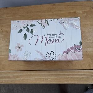 I Love That You're My Mom Mother's Day Floral 2 Piece Gift Box. 9"x5.5"x4".
